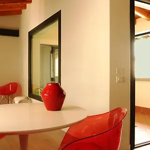 https://indisparte-suites.it-lombardy.com